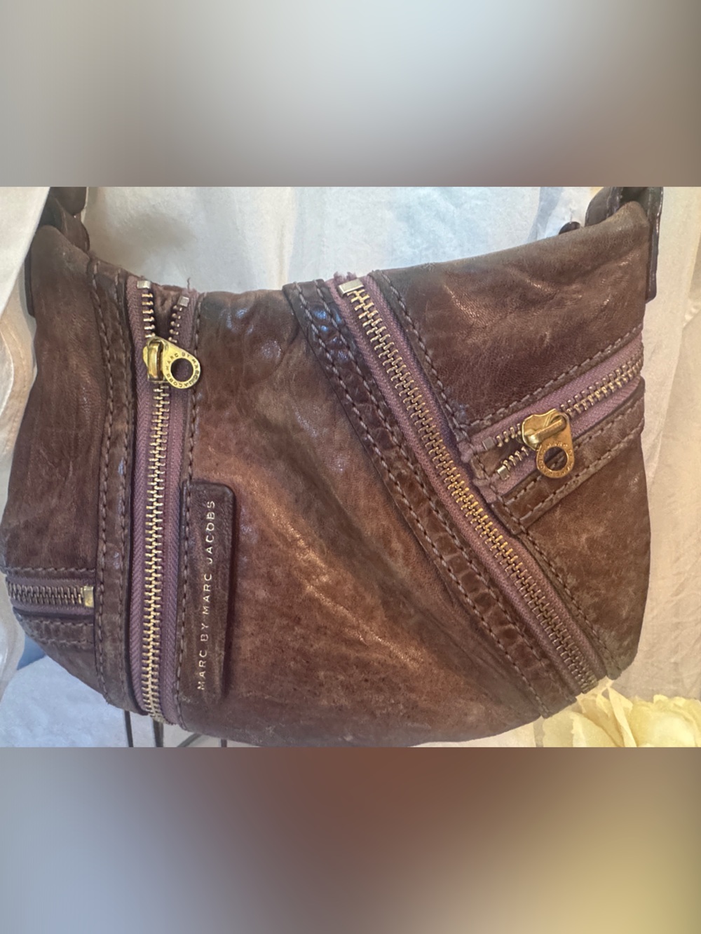 Super Cute Marc Jacobs Leather Crossbody w Zippers & Lipstick Kiss Lining💋